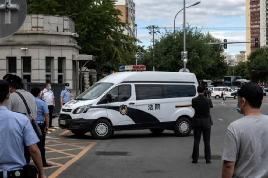 عربة للشرطة الصينية تنقل الملياردير رين شيتشيانغ إ