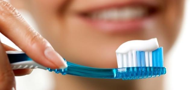 فوائد تنظيف الأسنان بالفرشاة والسواك