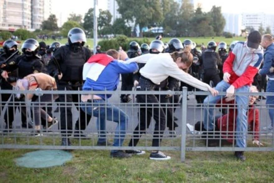  شرطة مكافحة الشغب تعتقل متظاهرين في مينسك