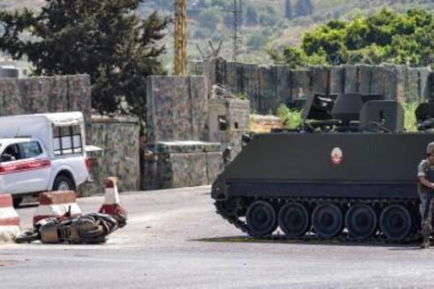 الية للجيش اللبناني قرب دراجة نارية استخدمها انتحا
