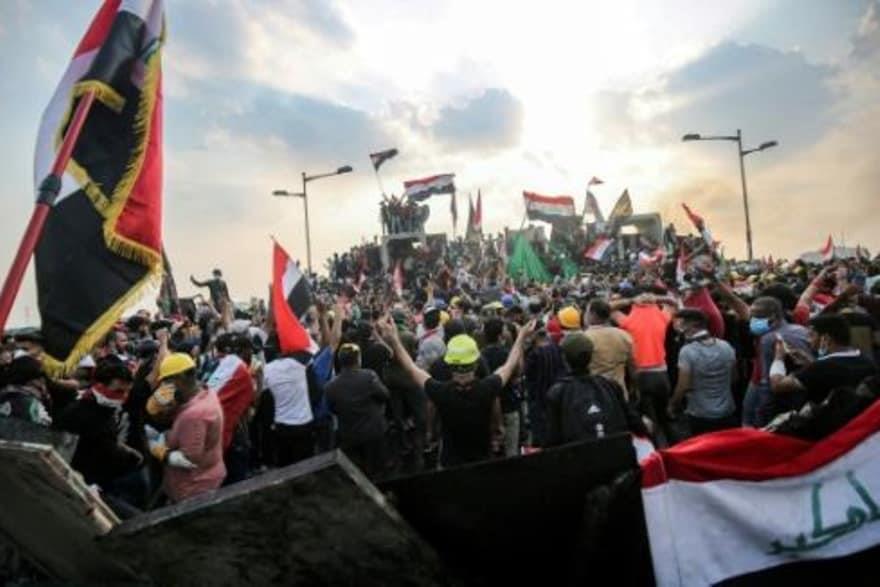 صورة من الارشيف لمتظاهرين عراقيين يلوحون باعلام ال