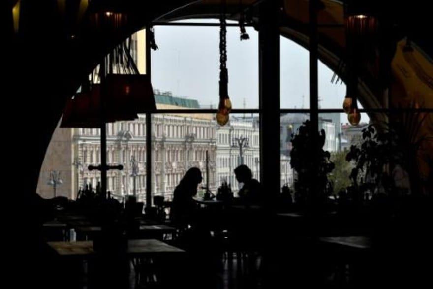 نساء يتناولن الغداء في مطعم شبه خال في موسكو