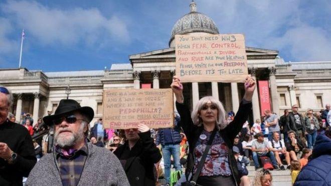 متظاهرو لندن السبت الماضي استمعوا للكثير من نظريات
