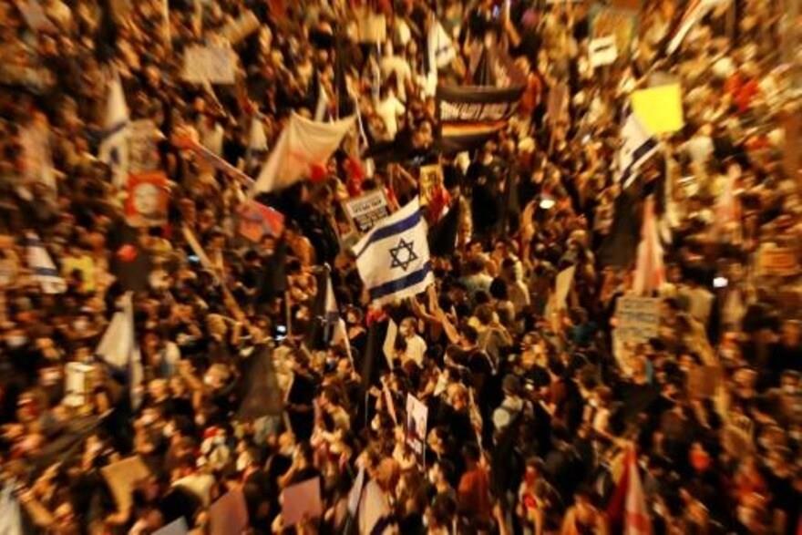تظاهرة ضد الحكومة الإسرائيلية بالقرب من مقر رئيس ا