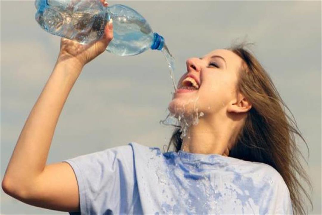 عادات خاطئة عند شرب الماء