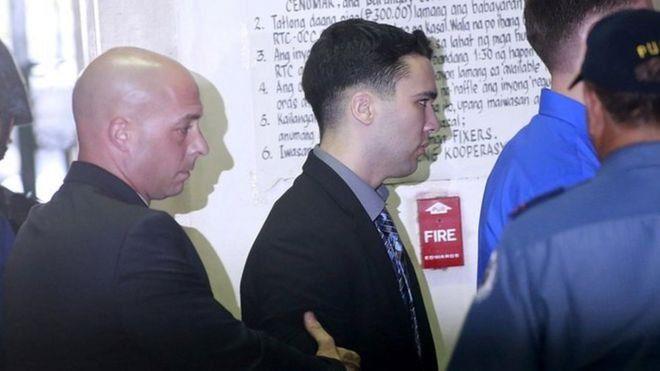 حوكم جوزيف بيمبرتون (وسط) بتهمة القتل في عام 2015