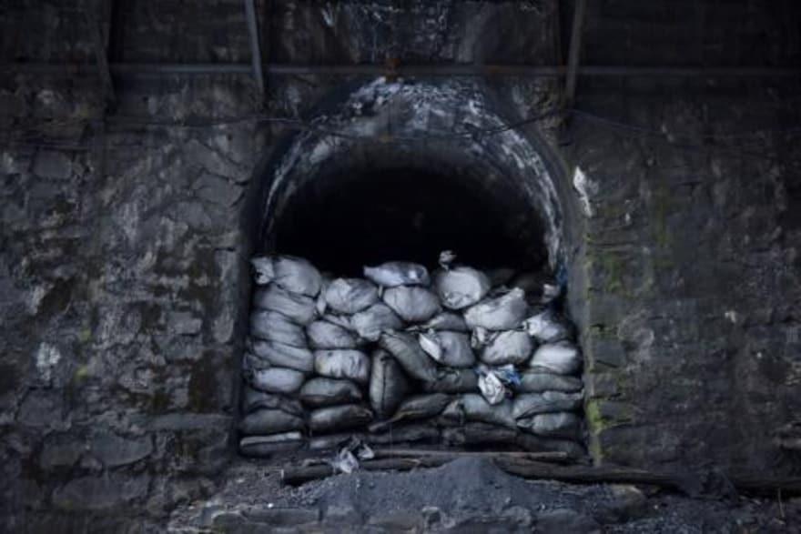 أكياس من الفحم مكدسة في منجم موشنغجيان المغلق في غ