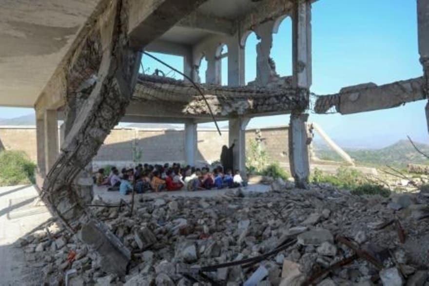 تلاميذ يمنيون بين أنقاض مدرستهم في تعز