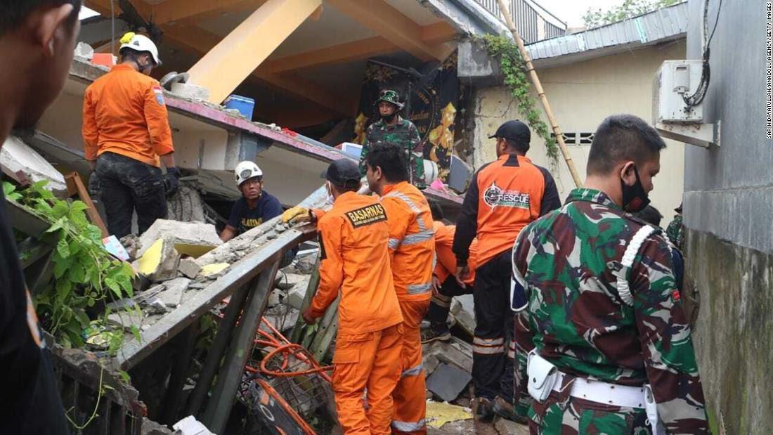 اثار زلزال جزيرة سولاويسي بإندونيسيا