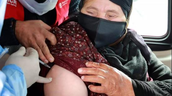 لاجئة سورية في الاردن خلال تلقيها اللقاح المضاد لف