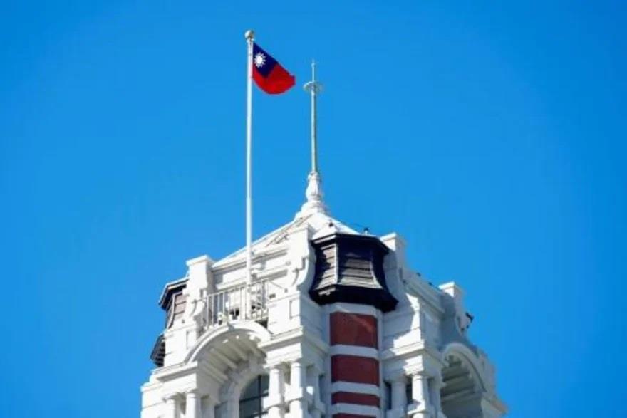  علم تايوان على برج المكتب الرئاسي في تايبيه في صو