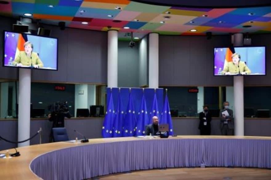 رئيس المجلس الأوروبي شارل ميشال يستمع إلى المستشار