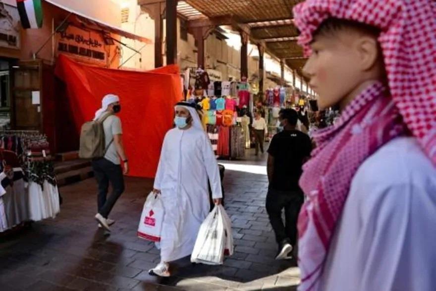  إماراتيون يتسوقون في السوق الكبير في دبي بالإمارا