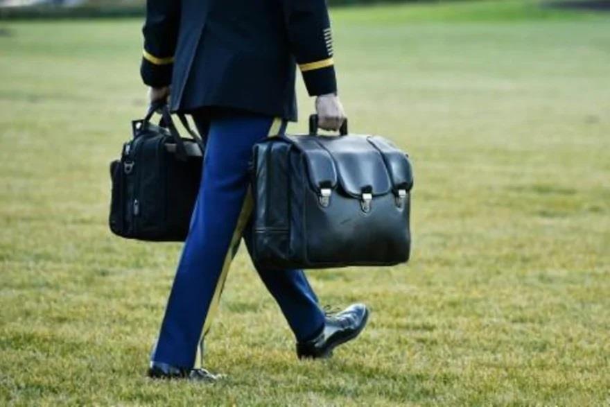  معاون عسكري لدونالد ترامب يحمل الحقيبة النووية 