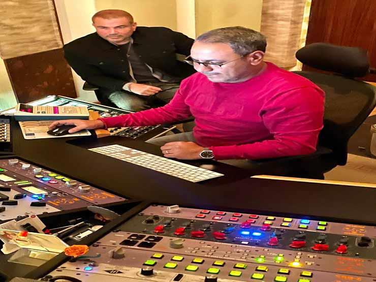 عمرو دياب مع مهندس الصوت أمير محروس