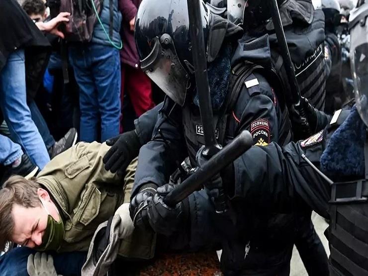 اشتباكات بين المتظاهرين وشرطة مكافحة الشغب