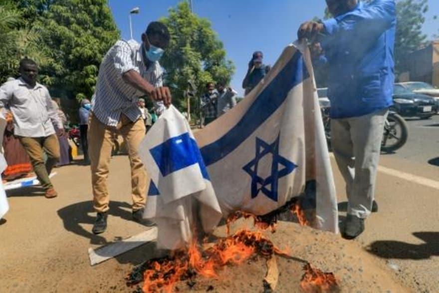 سودانيون يحرقون علم اسرائيل في الخرطوم