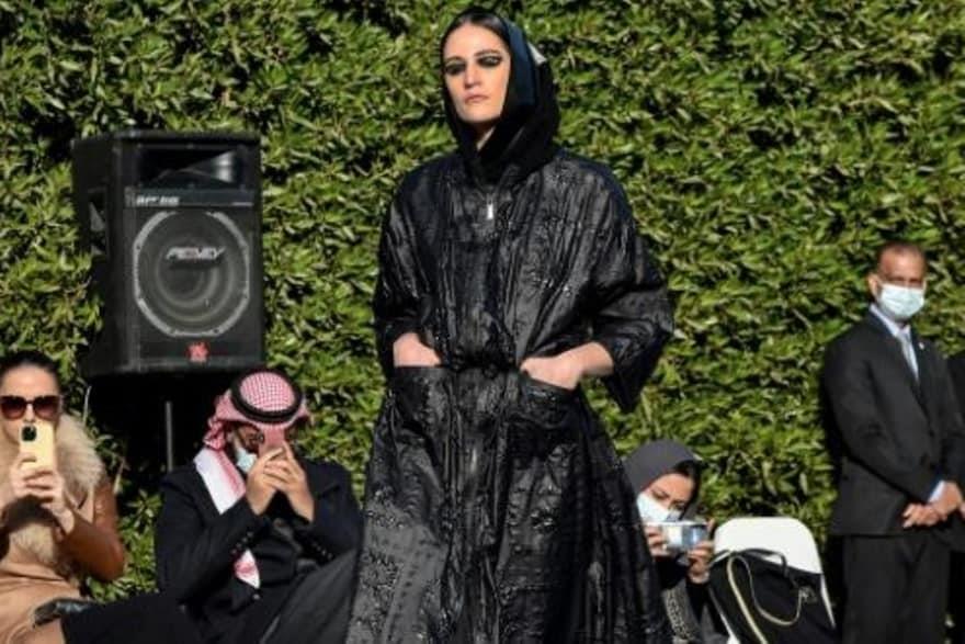  عارضة أزياء خلال عرض نادر في الرياض في 23 كانون ا