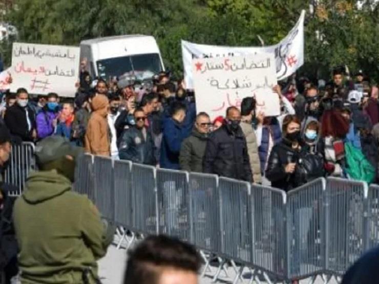  متظاهرون في إحدى الضواحي التونسية في 26 كانون الث