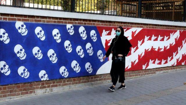 احتجزت إيران عددا من مواطنيها الذين يحملون جنسية أ