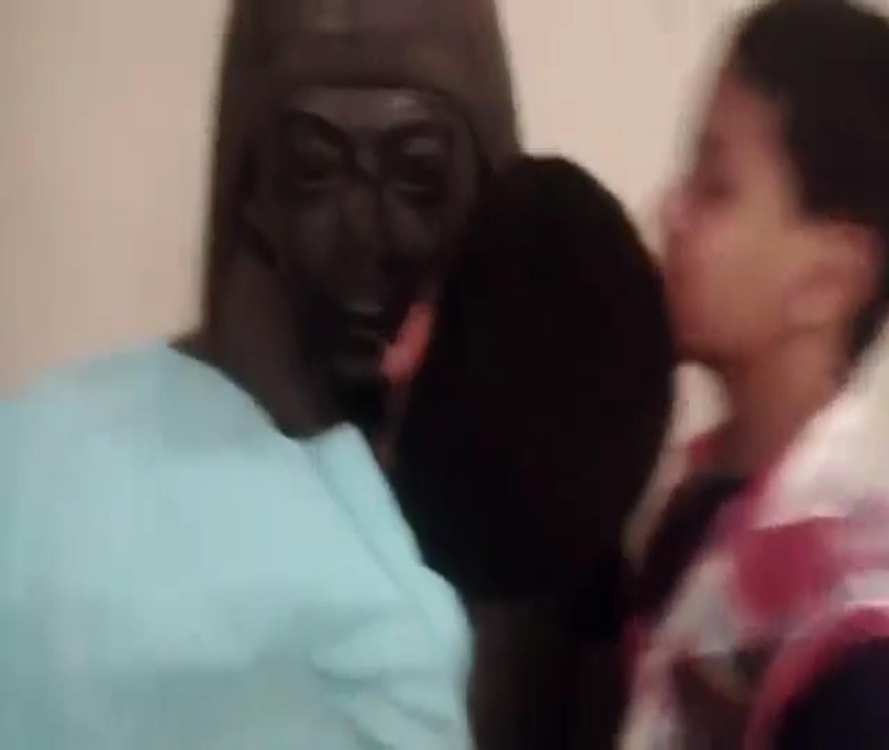 شباب يتحرشون بالتماثيل في المتحف المصري 