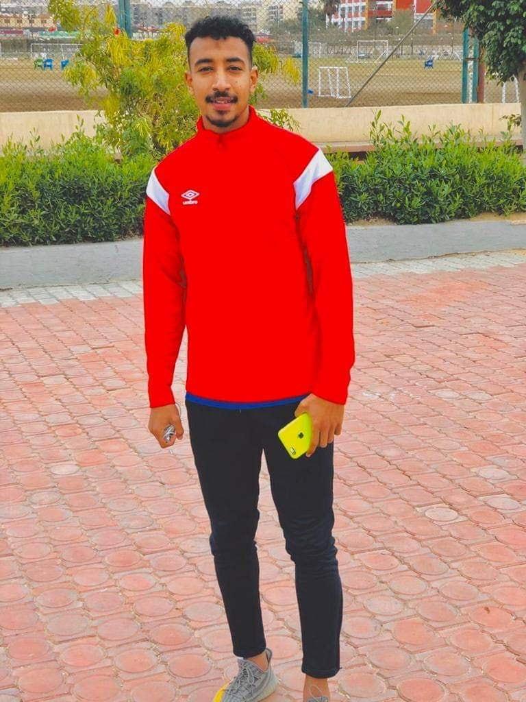 محمد ناصر مدافع الفريق الأول لكرة القدم بنادي سيرا