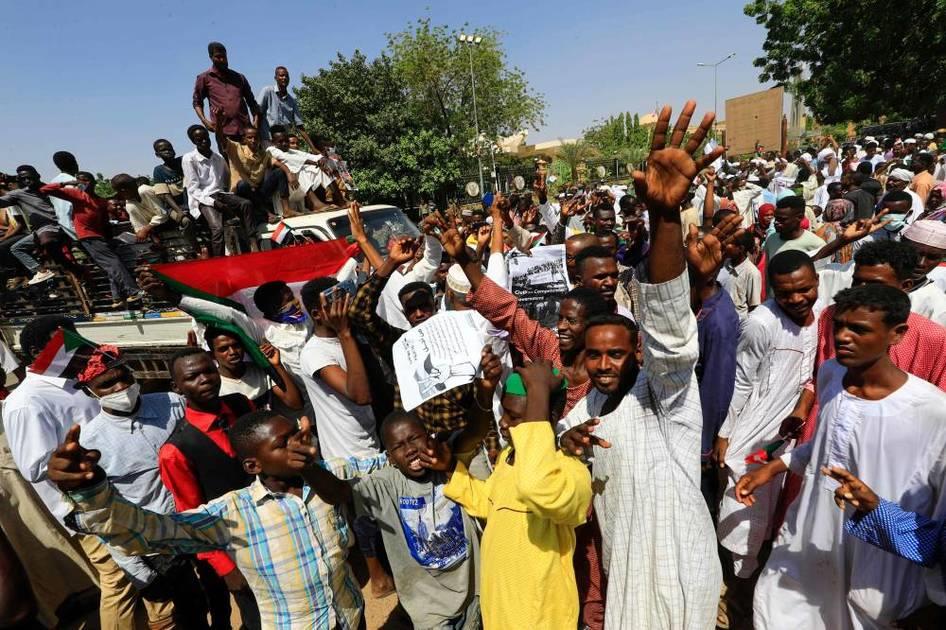 حشد من المتظاهرين السودانيين يطالب بحل الحكومة اما