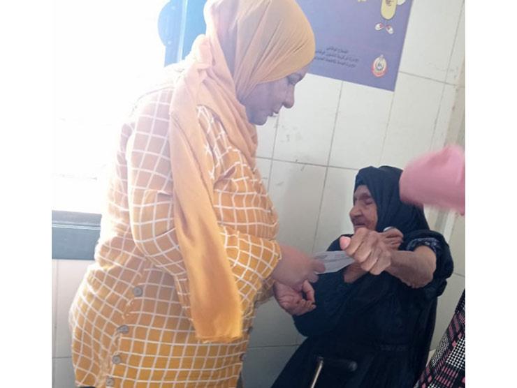 تطعيم مُسنة بلقاح كورونا في سوهاج