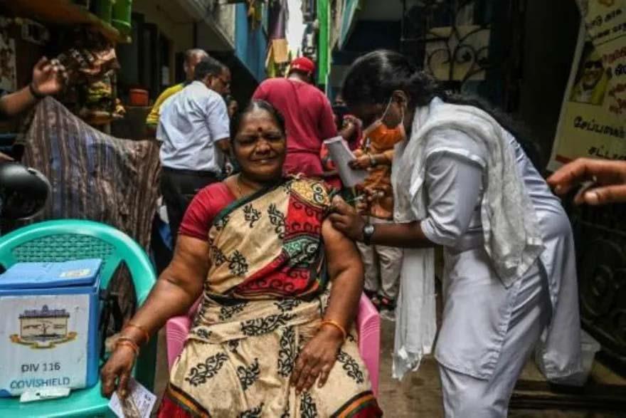  واحدة من سكان شيناي في الهند تتلقى اللقاح ضد كوفي