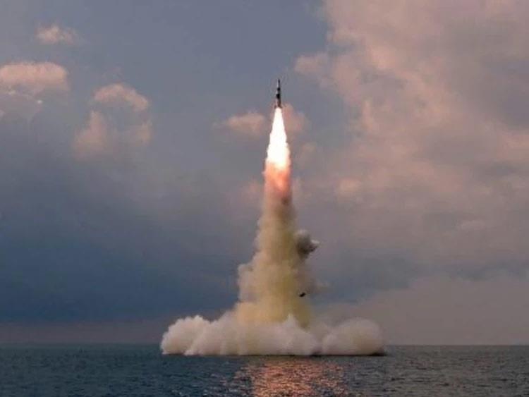 صاروخ كوري شمالي أطلق قبل يوم من غواصة