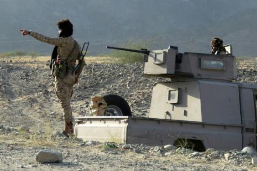 مقاتلون من القوات الحكومية اليمنية في موقع في منطق