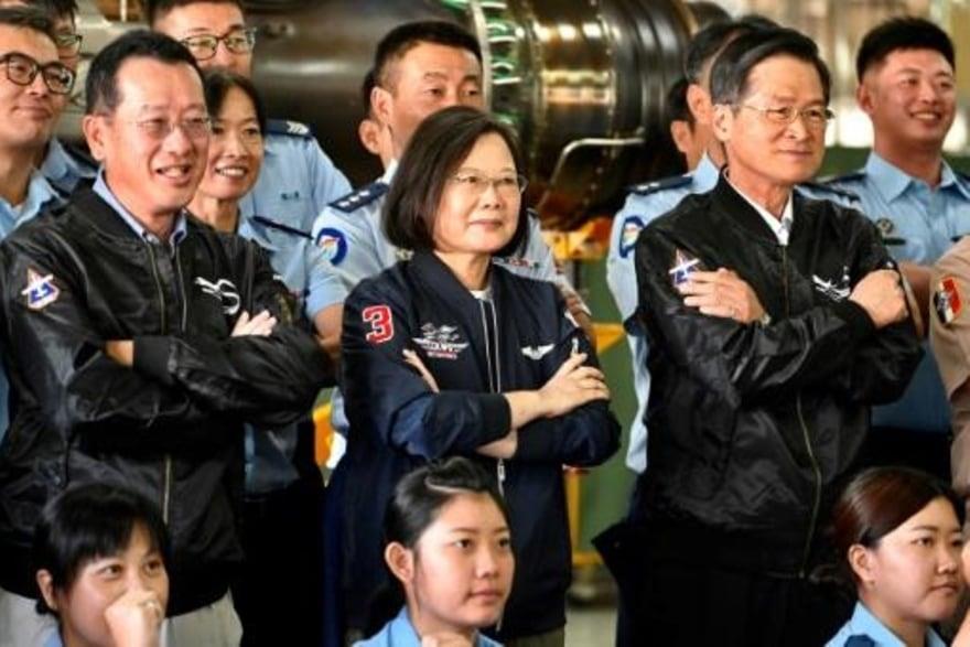 الرئيسة التايوانية تساي إنغ-وين (وسط) في قاعدة عسك