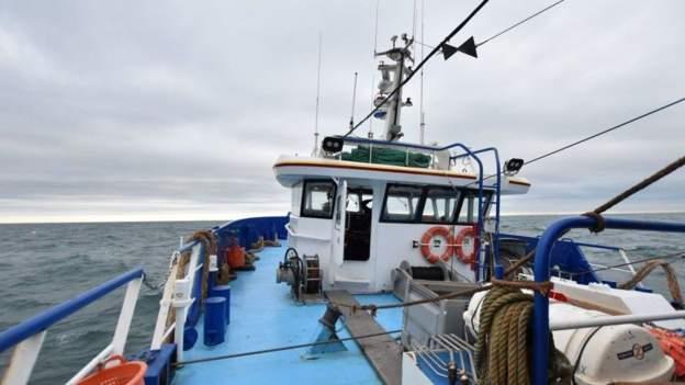  فرنسا تحتجز قارب صيد بريطاني