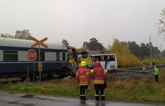 تصادم قطار وحافلة بفنلندا