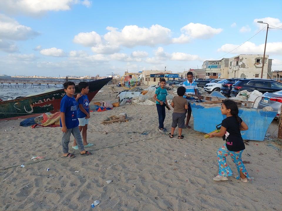  أطفال منطقة المكس بالإسكندرية يلعبون 