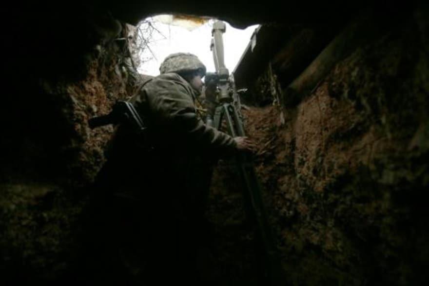 جندي اوكراني في موقع على خطة الجبهة قرب افديفكا بم