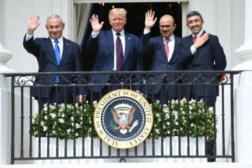 من اليسار الى اليمين رئيس الوزراء الإسرائيلي الساب