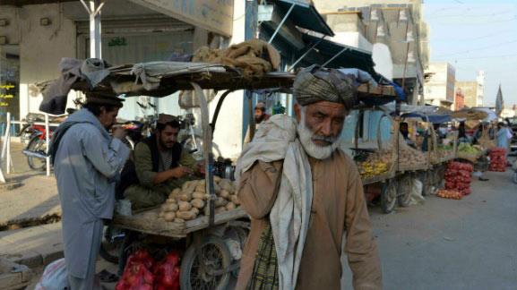 شخص يمر في سوق في قندهار