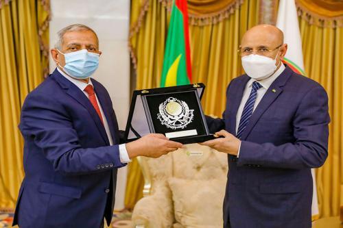 رئيس جمهورية موريتانيا يتسلم درع الأكاديمية العربي