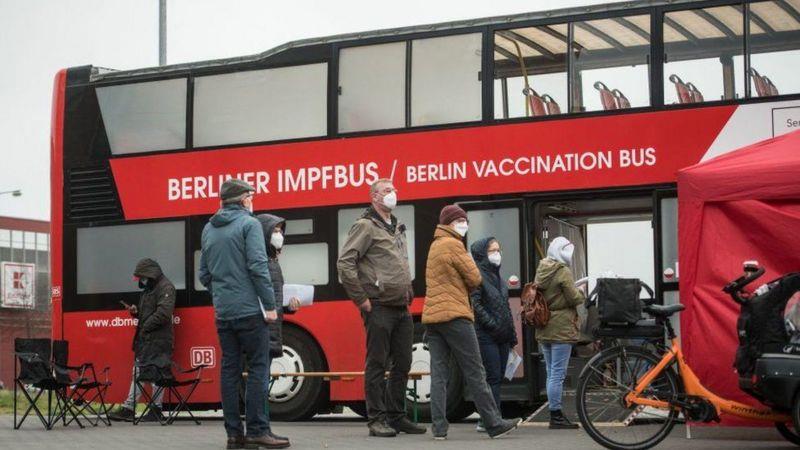 ألمانيا تشهد طوابير على مراكز اللقاح حيث استجاب ال