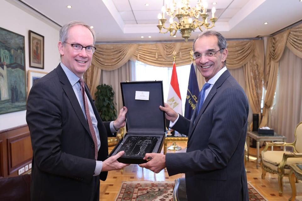 وزير الاتصالات مع سفير السويد بالقاهرة