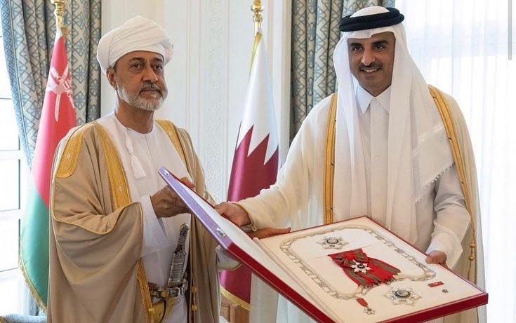 أمير قطر وسلطان عمان يتبادلان الأوسمة