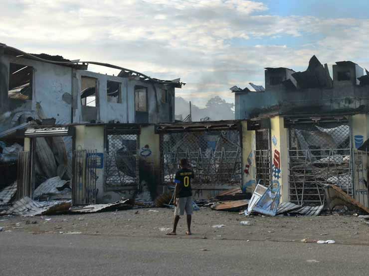 رجل ينظر إلى الأضرار في عاصمة جزر سليمان هونيارا