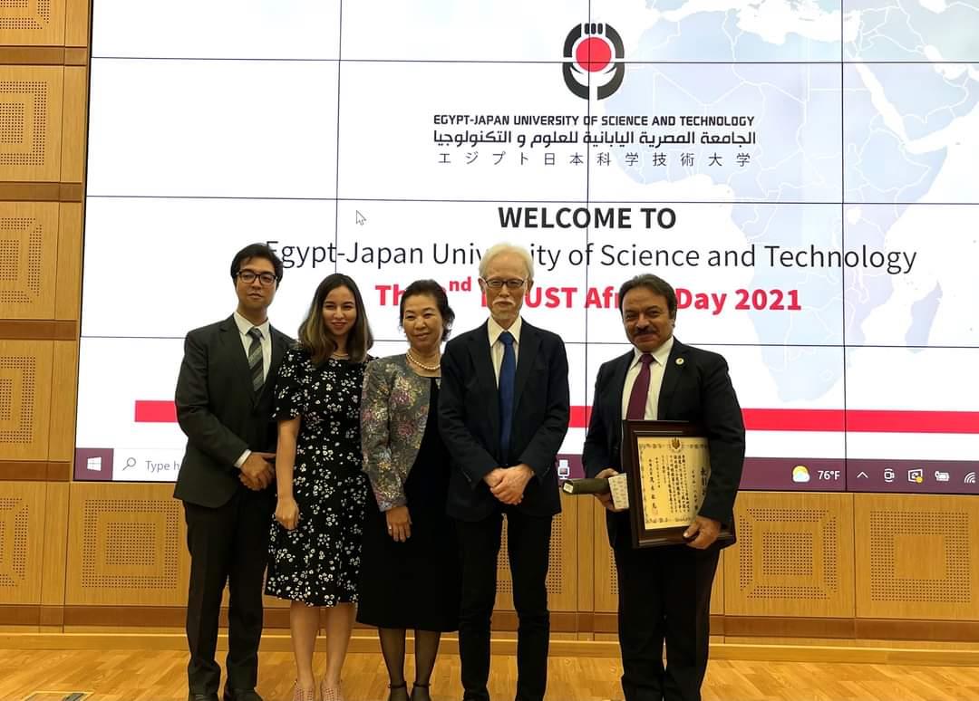 سفير اليابان يسلم شهادة تكريم من وزير الخارجية الياباني للدكتور عصام حمزة - صور (1)