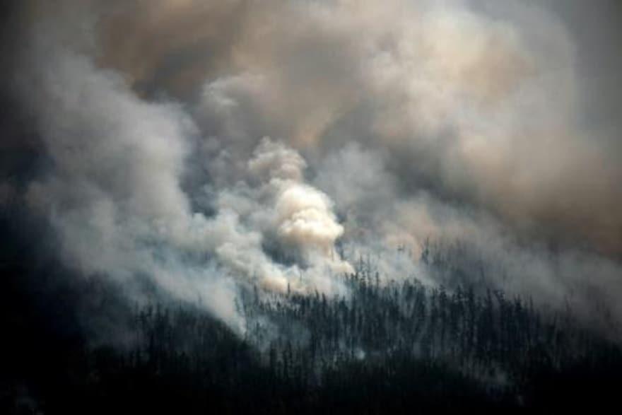 دخان يتصاعد من حريق في برديجيستياخ في جمهورية ساخا