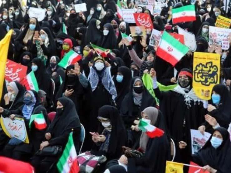 إيرانيات يرفعن علم بلادهن وشعار ''الموت لأمريكا'' 