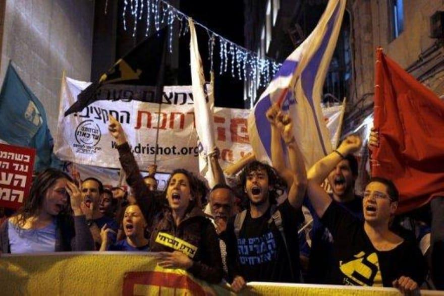 تظاهر الاف الاسرائيليين مساء السبت في ثلاث مدن ضد 