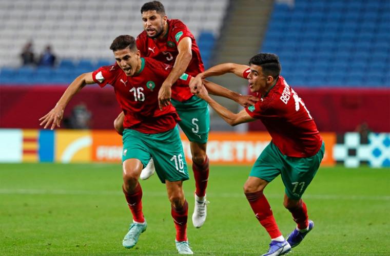 لاعبو المغرب يحتفلون بالفوز الكبير أمام فلسطين.