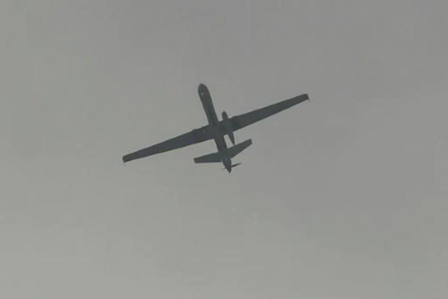  طائرة مسيرة تحلق فوق مطار كابول في أفغانستان في 3