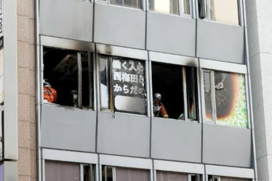 عناصر إطفاء داخل مبنى في مدينة أوساكا في غرب الياب
